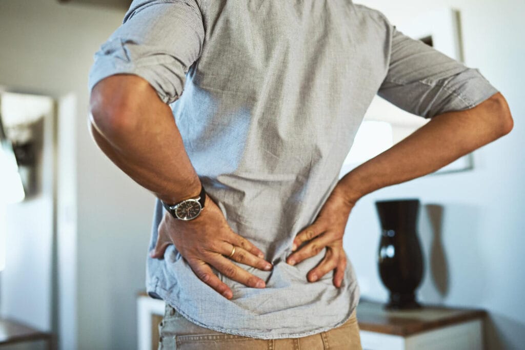 Dr. Sérgio Adrian Fernandes Dantas - Neurocirurgia - Dor Lombar Que Piora Ao Caminhar: O Que Pode Ser E Quando Procurar Avaliação Médica Dor Lombar